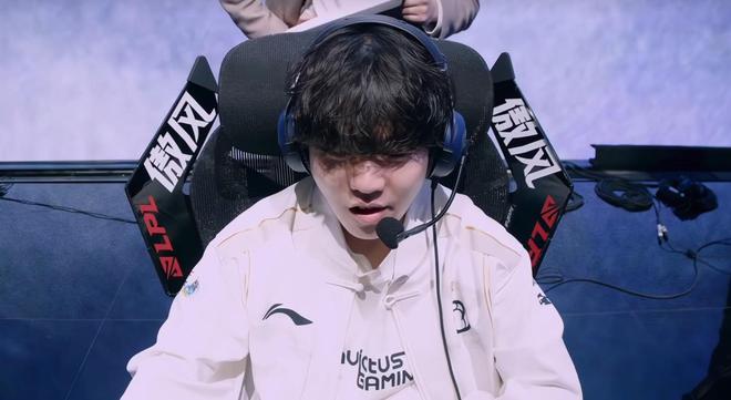 Rookie迎来七赛季高光表现，RNG球迷沸腾！